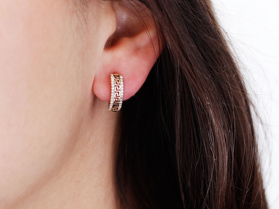 Delikatne złote kolczyki z wzorem greckim z cyrkoniami