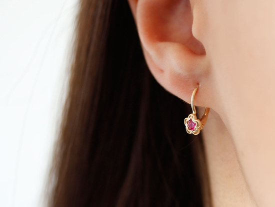 Kolczyki złote angielskie z gwiazdką z czerwonym kamieniem