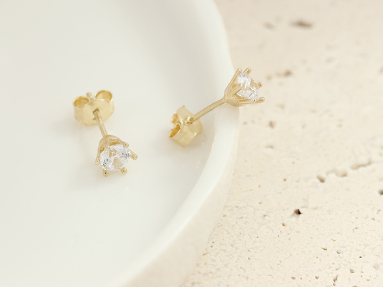 Złote kolczyki na sztyfcie z cyrkonią