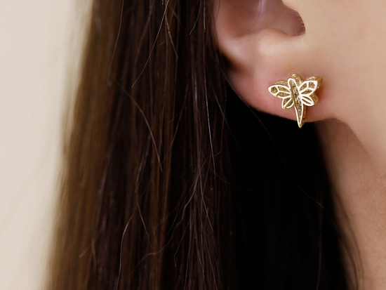 Złote kolczyki ażurowa ważka z cyrkoniami na sztyfcie