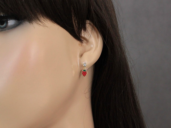 Kolczyki złote wiszące na sztyft z emaliowaną truskawką