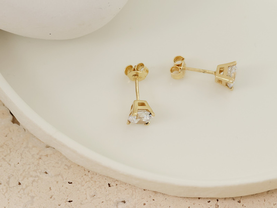 Kolczyki złote na sztyfcie przy uchu z cyrkonią