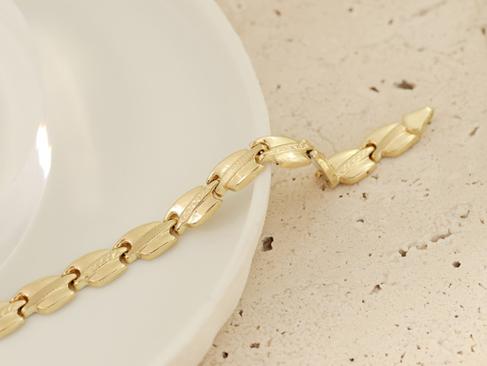 Złota bransoletka z tłoczonych elementów