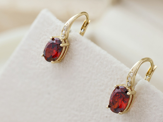 Kolczyki złote angielskie z rubinem syntetycznym i cyrkoniami