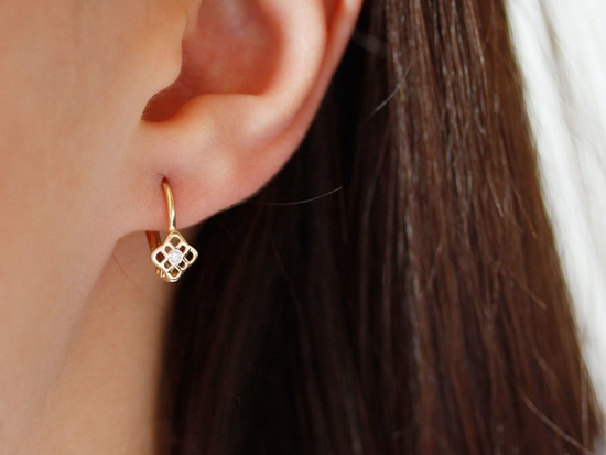 Delikatne złote kolczyki angielskie z cyrkonią