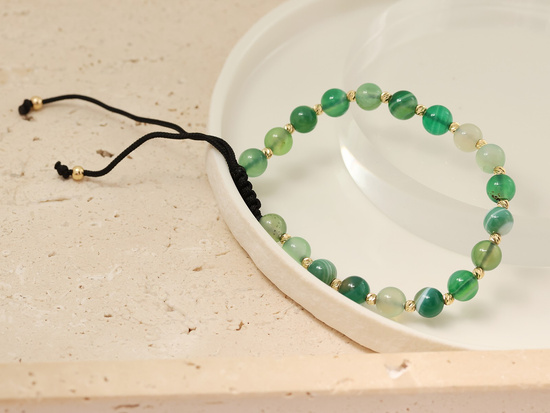 Bransoletka złote kulki i zielone kamienie na czarnym sznurku