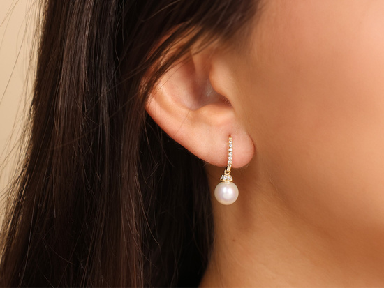 Kolczyki złote małe kółeczka z wiszącą perłą