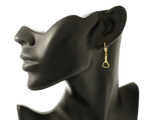 Złote kolczyki wiszące z sercem