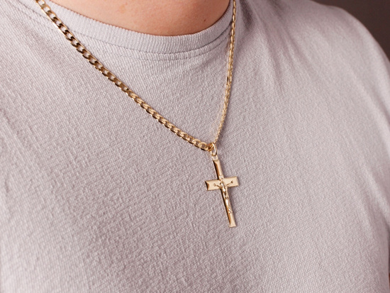 Złoty krzyżyk dla mężczyzny z wizerunkiem