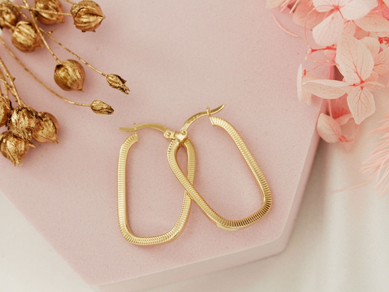 Złote kolczyki modne sztywne zapięcie angielskie