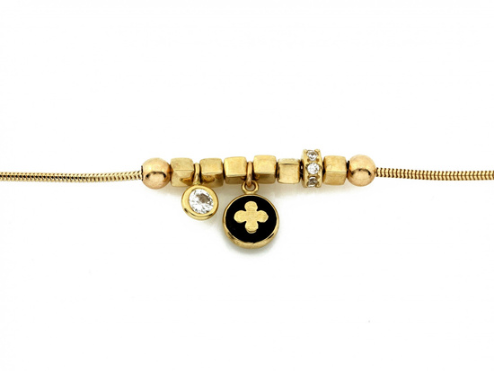 Bransoletka złota gruba linka z zawieszkami modna na czasie