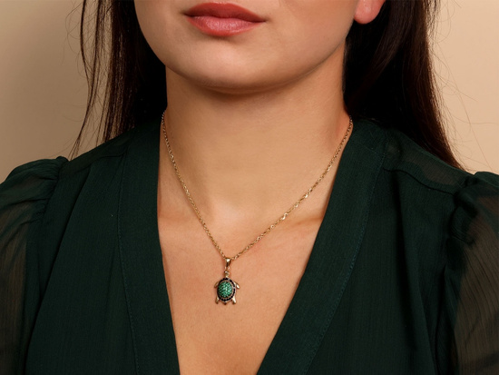 Zawieszka złota żółw z czarnymi i zielonymi cyrkoniami