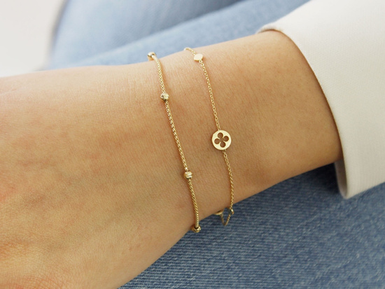 Złota bransoletka delikatna ozdoby z kwiatkami