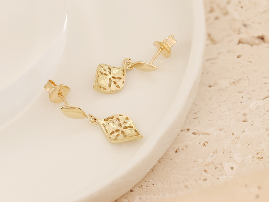 Delikatne złote kolczyki wiszące ażurowe na sztyfcie