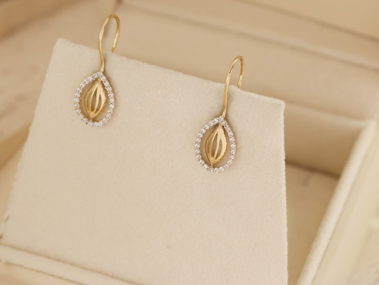 Kolczyki złote na biglu z drobnymi cyrkoniami