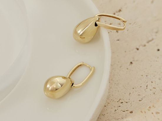 Modne złote kolczyki z wiszącą dmuchaną kroplą
