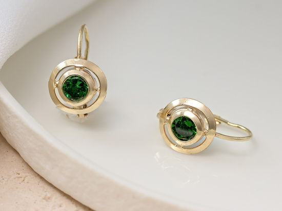 Kolczyki złote angielskie z zielonymi cyrkoniami