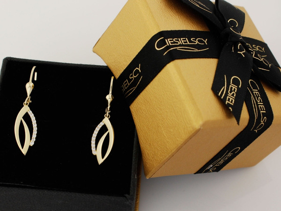 Złote kolczyki wiszące z cyrkoniami