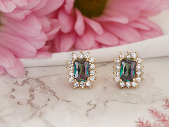 Kolczyki złote na sztyfcie prostokątne z topazem mistycznym