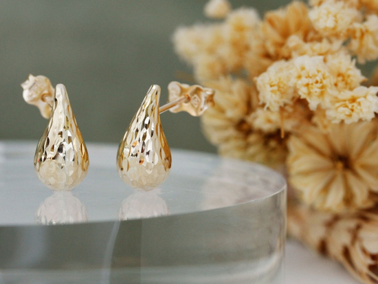 Kolczyki złote błyszczące zdobione krople na sztyfcie