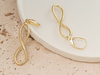 Złote kolczyki wiszące symbol nieskończoności z klasą
