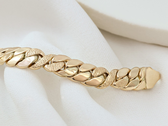 Złota bransoletka przeplatana szeroka zdobione elementy