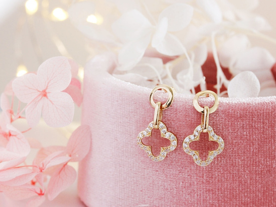 Kolczyki złote delikatne wiszące kwiatki na sztyfcie