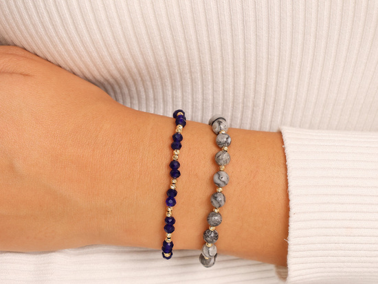 Bransoletka złote kulki i marmurkowe kamienie na czarnym sznurku