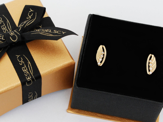 Złote kolczyki delikatne z cyrkoniami wygodne zapięcie angielskie