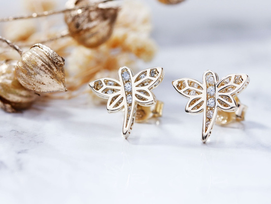 Złote kolczyki ażurowa ważka z cyrkoniami na sztyfcie