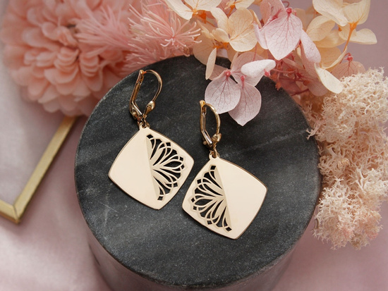 Złote kolczyki wiszące kwadraty z ażurem