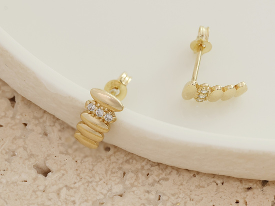 Złote kolczyki delikatne na sztyfcie z cyrkoniami