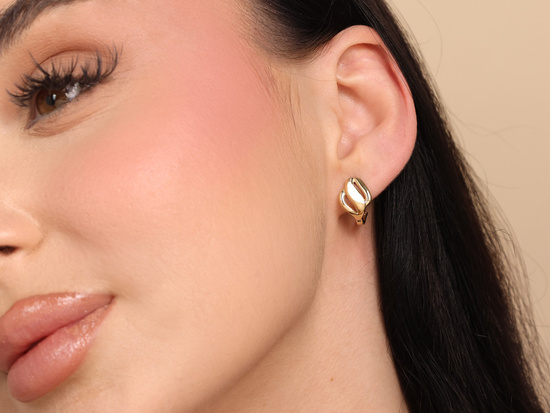 Złote kolczyki angielskie eleganckie do każdej stylizacji