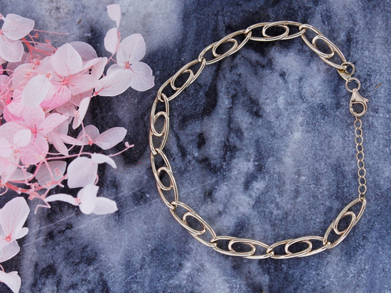 Bransoletka złota zawsze na czasie modna z dużych ogniw