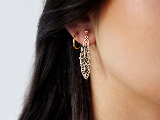 Kolczyki złote długie wiszące ażurowe pióra na sztyfcie