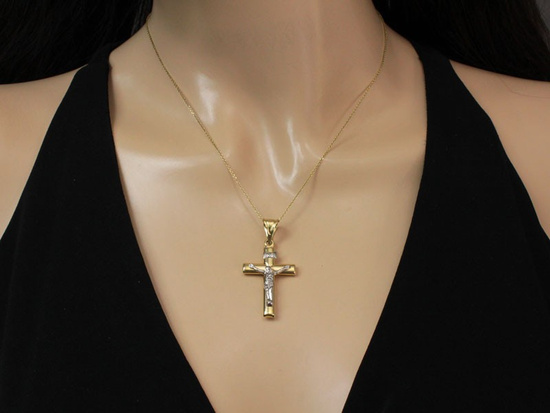 Złoty krzyżyk na szyję