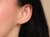 Kolczyki złote na sztyfcie delikatne subtelne przy uchu