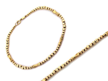 Bransoletka z błyszczących złotych kulek