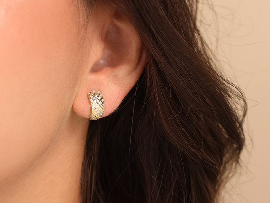 Złote kolczyki na angielskim zapięciu idealne na każda okazję