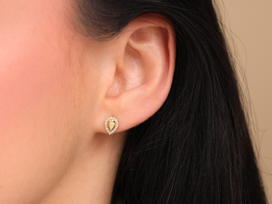 Kolczyki złote kropla na sztyfcie przy uchu delikatne subtelne