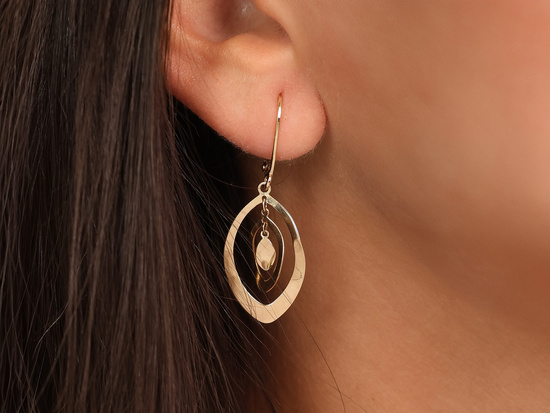 Kolczyki złote wiszące ruchome elementy angielskie zapięcie