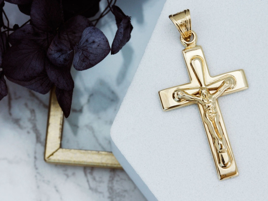 Krzyżyk złoty wisiorek zawieszka z Jezusem