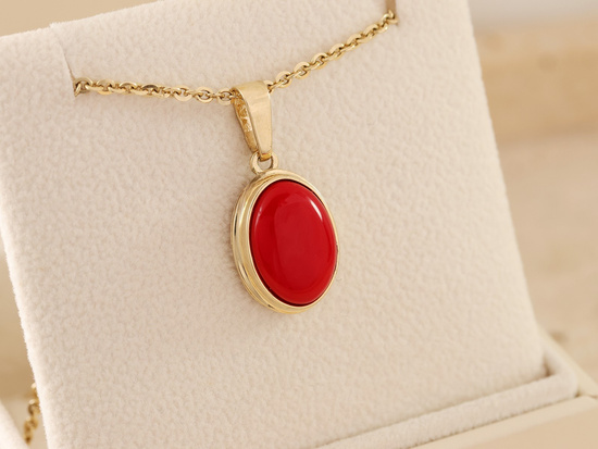 Złota zawieszka owalna z koralem syntetycznym