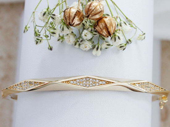 Bransoletka złota sztywna delikatna subtelna