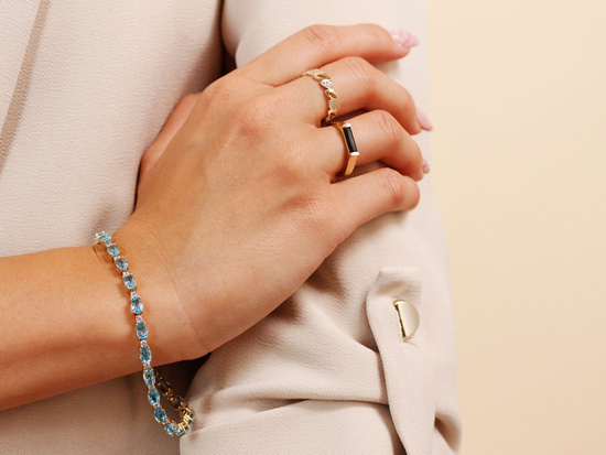 Bransoletka złota z owalnymi niebieskimi kamieniami