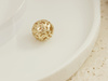 Złoty charms do bransoletki ażurowa kulka