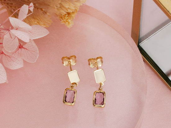 Delikatne złote kolczyki wiszące prostokątne z fioletowym kamieniem