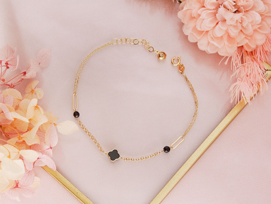 Złota bransoletka modna oryginalna kulki z onyksów czarna koniczynka