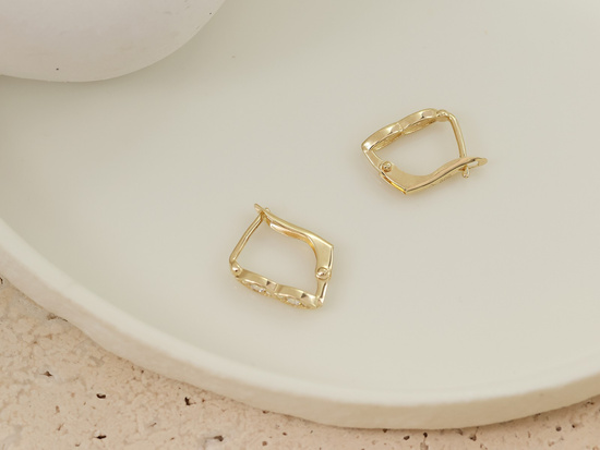 Złote kolczyki delikatne angielskie dyskretne