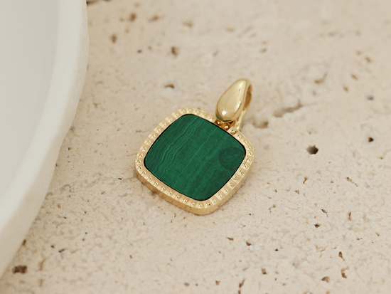 Zawieszka złota kwadratowa z malachitem